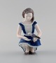 Bing & Grøndahl 
porcelænsfigur. 
Pige med due. 
Modelnummer 
2340. 
Måler: 13 x 
7,5 cm.
I flot ...