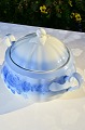 Christineholm 
porcelæns 
service, Julia 
dekoreret med 
romantiske blå 
roser på hvid 
porcelæn med 
...