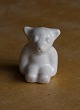 Hjorth bjørnefigurer fra L. Hjorth keramik, Bornholm. Hjorth bjørn i hvid glasur, og i rigtig ...