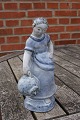 Hjorth figur nr. 605 fra L. Hjorth keramik, Bornholm. Flot stentøjsfigur i blå glasur. ...