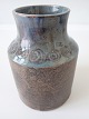 Chris Moos 
(1914 - 1998) - 
Lille vase i 
blålers stentøj 
med 
grå/blå/grøn 
glasur og 
"kruseduller" 
...