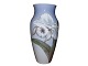 Stor Royal Copenhagen vase med blomster.Bemærk denne vare er på vores fjernlager. Den kan ...