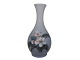 Royal Copenhagen vase med blomster.Af fabriksmærket ses det, at denne er produceret i ...