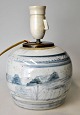 Kinesisk blå/hvid bojan, 19. årh. Omgjort til lampe. Dekoreret med landskab. Signeret. H.: 14 ...