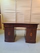 Skrivebord i 
fineret mahogni 
med intarsia, 
fra 1910erne.
Det har 
brugsspor.
Højde 78cm 
Bredde ...