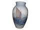 Stor Royal Copenhagen vase med sejlskib. Bemærk denne vare er på vores fjernlager. Den kan ...