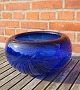 Holmegaard Kunstglas, elegant og stor Provence glasskål i mørkeblåt glas. Designet af Per ...