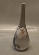 728-61 Kgl. Vase med hvid Iris 23.8 cm maler 99 præ 1923 fra  Royal Copenhagen I hel og fin stand