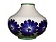 Mindre Aluminia 
vase med blå og 
grøn 
dekoration.
Bemærk denne 
vare er på 
vores 
fjernlager. ...