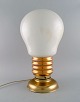 Stor bordlampe i messing og opalglas formet som elpære. 1960'erne.Måler: 49 x 27 cm.I flot ...