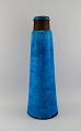 Nils Kähler 
(1906-1979) for 
Kähler. 
Kolossal vase i 
glaseret 
stentøj. Smuk 
glasur i blå 
nuancer. ...