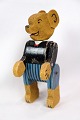 En legetøjs bamse lavet af træ som gennem årene har fået patina fremstillet ca. år 1950'erne. ...