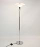 Gulvlampe, Model 3½-2½ krom, designet af Poul Henningsen med hvide opal glasskærme fremstillet ...