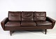 Denne elegante Brun læder sofa, model 64, er designet af Georg Thams og fremstillet af Vejen ...