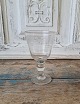 Antikt vinglas 
dekoreret med 
græsk 
evighedsmønster
Højde 12,5 cm.
