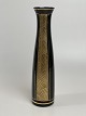 Elegant Art Deco vase af glass, 1930'erne-1940'erne. Sort/vinrød med guld. Vasen virker sort, ...