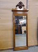 Spejl i fineret 
mahogni, fra 
1900erne.
Det har 
forringet 
billedkvalitet.
Højde 140cm 
Bredde 51cm