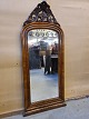Spejl i fineret 
mahogni, fra 
1900erne.
Højde 135cm 
Bredde 51cm