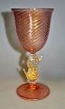 Murano glas pokal, 20. årh. Italien. Fod og bæger i klart glas med rødt støv og guld. Stilk ...