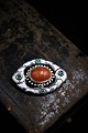 Fin , gammel jugend broche i sølv dekoreret med 1 stor og 4 små sten.5x3,5cm.