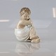 Rosebud nr. 3009.Kongelig figur i porcelæn. Design Th. Madsen 1928Producent Royal ...