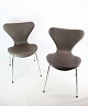 Et sæt af 2 Syver stole, model 3107, designet af Arne Jacobsen og fremstillet hos Fritz Hansen. ...