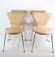Et sæt af 4 Syver stole, model 3107, designet af Arne Jacobsen og fremstillet hos Fritz Hansen. ...
