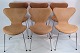 Et sæt af 6 Syver stole, model 3107, designet af Arne Jacobsen og fremstillet hos Fritz Hansen. ...