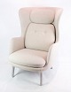 Ro Lænestolen, designet af Jaime Hay i lyst stof fremstillet af Fritz Hansen. H:113  B:79  ...