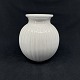 Højde 14,5 cm.Flot hvid vase med riflet yderside fra L. Hjorth.Den er stemplet L. Hjorth, ...