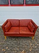 Læder sofa fra 
1990erne.
Den har 
brugsspor i 
form af 
pletter.
H 70cm B 140cm 
D 80cm 
Sædehøjde 40cm