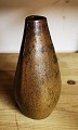 Vase i keramik fra Lauritz Hjorth, Bornholm, Danmark. Dækket af en brun glasur. Fremstår i god ...