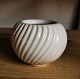 Mindre buttet hvid glaseret vase i keramik fra MA&S Michael Andersen & Søn, Bornholm, Danmark. ...