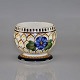 Lille rund vase i fajance nr. 970/840Producent AluminiaFajancevase med blå blomst og ...