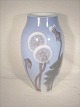 Vase med 
mælkebøtter
Højde: 25 cm
B&G nr 285 - 
5243
Bing & 
Grøndahl
Kontakt for 
pris