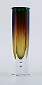 Murano, slank vase i røgfarvet mundblæst kunstglas.Italiensk design, 1960'erne.Måler: 18,5 ...