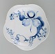 Meissen skål i håndmalet porcelæn dekoreret med grene fra kirsebærtræ, i japansk stil. Tidligt ...