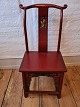 Orientalsk stol fra starten af 1900 tallet. Fremstår udmærket stabil dog med en revne i sædet ...