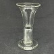 Højde 12 cm.Fint mundblæst rakkerglas fra 1800 tallets slutning.Det har fine linjer i ...