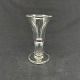 Højde 12 cm.Fint mundblæst rakkerglas fra 1800 tallets slutning.Det er blæst med en ...