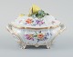 Nymphenburg, Tyskland, håndmalet lågterrin i porcelæn med polykrome blomster, lågknop i form af ...