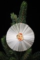 Gammelt juleornament / juletræspynt af englehår og lille glansbilledefra omkring 1920. Dia.:7,5cm.