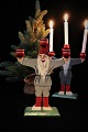 Gammel svensk julestage i form af julemand der holde 3 små julelys.Lysestagen er i udskåret ...