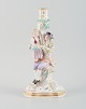 Stor antik Meissen lysestage i håndmalet porcelæn dekoreret med blomster, insekter og fugle. ...