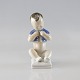 Figur i 
porcelæn nr. 
L-9 med motiv 
af siddende 
dreng som 
knapper 
skjorten
Producent 
Rörstrand ...