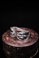 Stor , gamle servietring i sølv med fin dekoration (Tommelise)stemplet ( 26,1 g.)