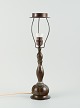 Just Andersen (1884-1943). Bordlampe af patineret diskometal.1930erne.Måler: H 50,0 cm. ...