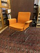 Dansk møbelproducent frisvinger armstol i forkromet metal betrukket med orange hallingdal uld. ...