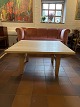 Kvadratisk sofabord i massiv egetræ udført ca. 1970'erne hos Stolefabrikken Odense. Pæn brugt ...