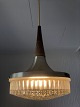 Loftlampe i 
teaktræ, glas 
og metal fra 
1960'erne. 
diameter ca. 20 
cm, højde ca. 
28 cm *Pæn 
stand*